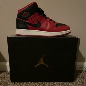 Jordan 1 MidReverse Bred Size 7 Y